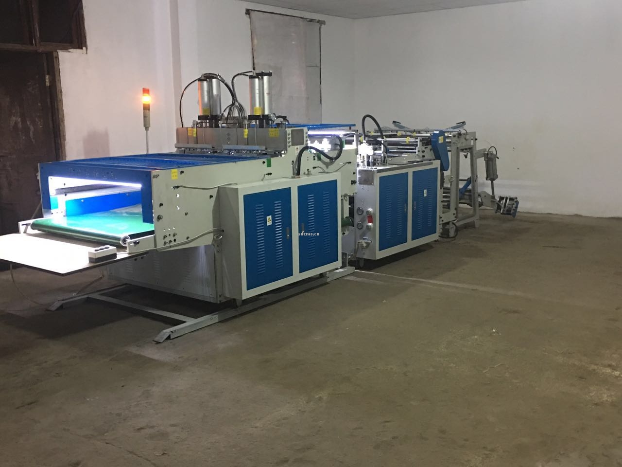 超高速制袋機(jī) 超市購物袋制袋機(jī)一、特點(diǎn)：本機(jī)以HDPE、LDPE筒膜為原料，是制作超市袋、背心袋、馬甲袋、市場袋的理想設(shè)備，本機(jī)具有節(jié)省人工、降低成本、一次成型、故障率低、產(chǎn)量高等特點(diǎn)，良好性能的色標(biāo)跟蹤儀，使封切長度更準(zhǔn)確，誤差更小。采用先進(jìn)的電腦，長度調(diào)整方便，精確。