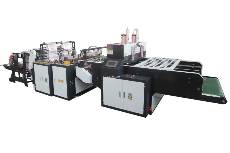 超高速制袋機(jī) 超市購物袋制袋機(jī)一、特點(diǎn)：本機(jī)以HDPE、LDPE筒膜為原料，是制作超市袋、背心袋、馬甲袋、市場袋的理想設(shè)備，本機(jī)具有節(jié)省人工、降低成本、一次成型、故障率低、產(chǎn)量高等特點(diǎn)，良好性能的色標(biāo)跟蹤儀，使封切長度更準(zhǔn)確，誤差更小。采用先進(jìn)的電腦，長度調(diào)整方便，精確。